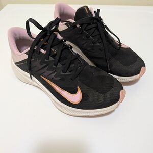 Nike Women's Black and Pink Running Shoes